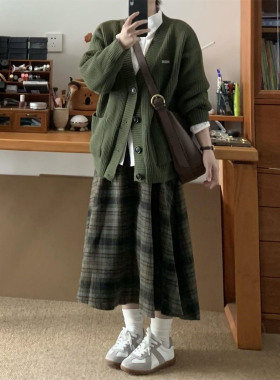 秋冬季一整套温柔风绿色软糯毛衣开衫+长袖衬衫+格纹半身裙两件套