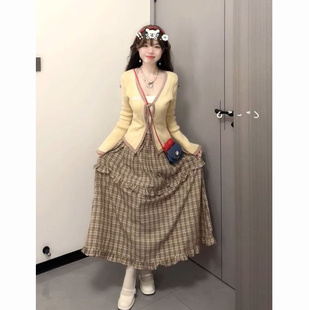 一整套温柔甜美感黄色针织毛衣开衫搭配格纹木耳边半身裙两件套装