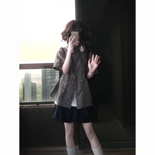 格纹短袖衬衫+藏青色半身裙