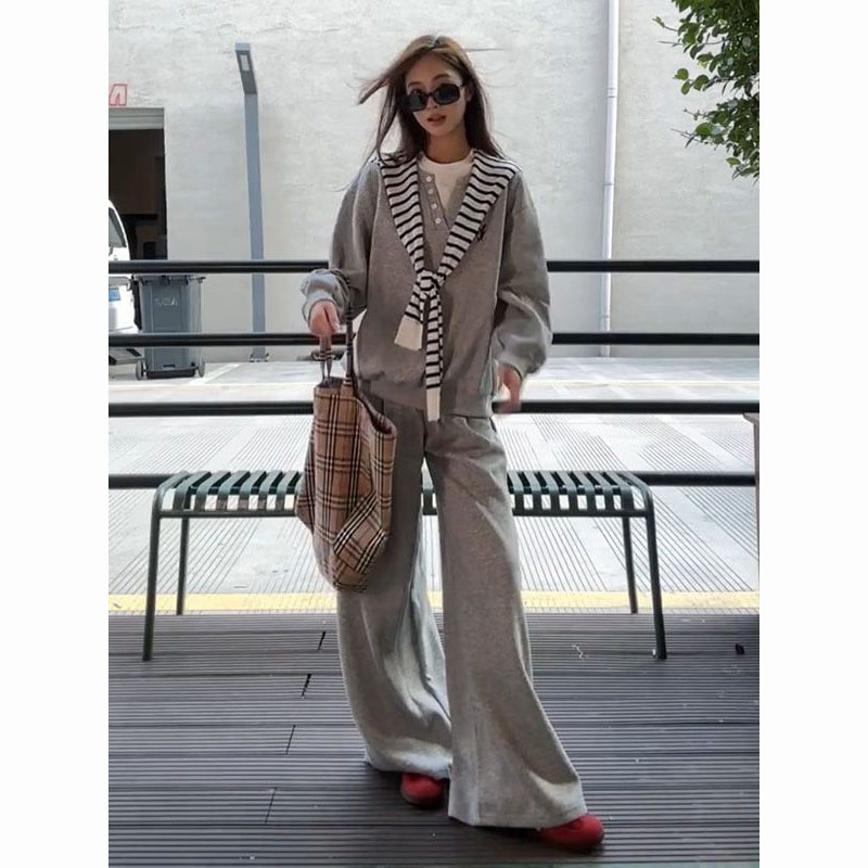 假两件卫衣+条纹披肩+高腰阔腿裤