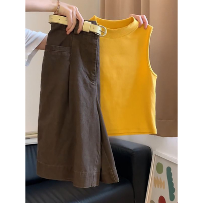 黄色无袖背心+棕色短裤