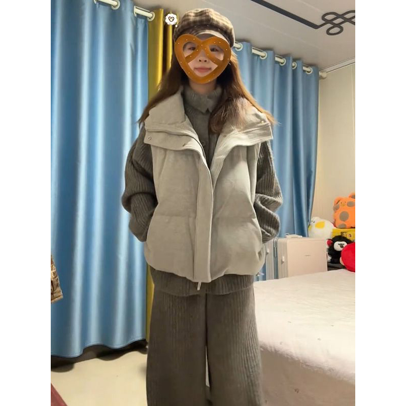 马甲开衫面包服+灰色针织毛衣