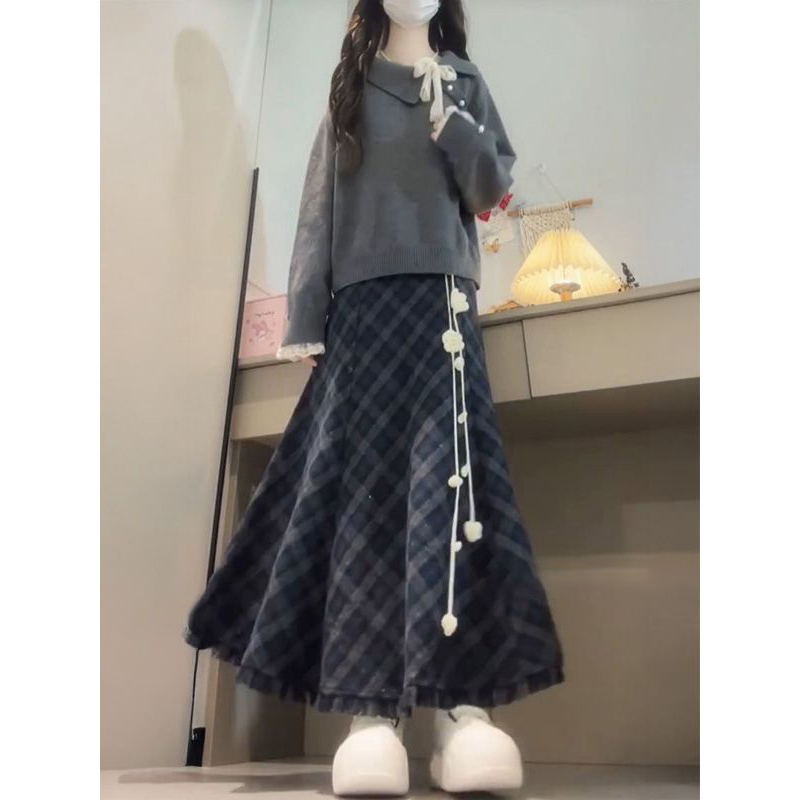 灰色蕾丝毛衣+格纹半身裙