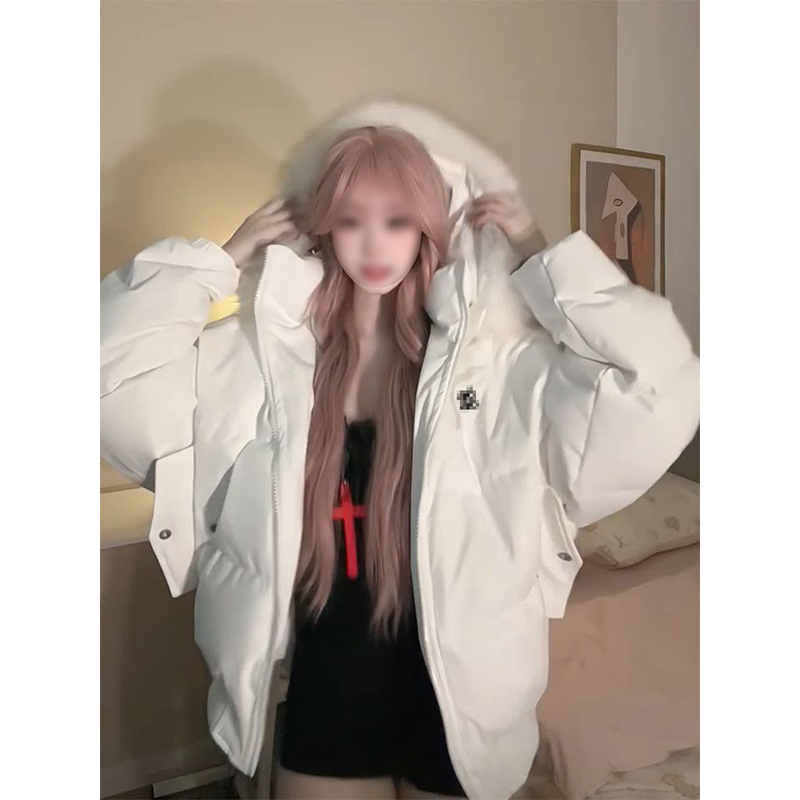 白色连帽毛领棉服外套