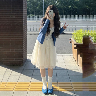 2026新款温柔甜美风蓝色针织开衫+碎花吊带+蕾丝花苞短裙三件套装