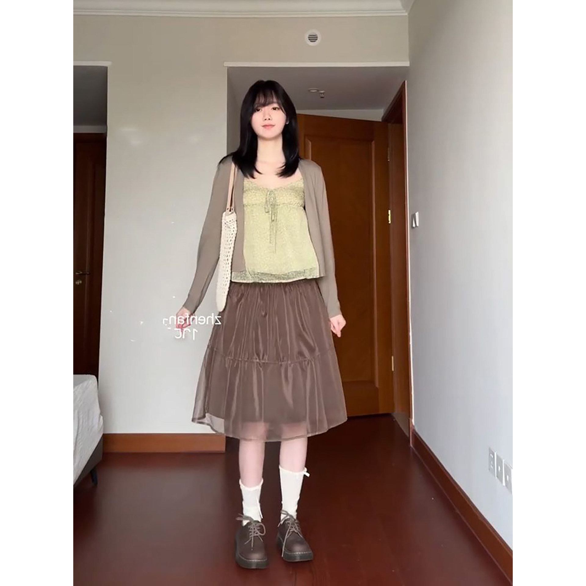 早春气质田园温柔风碎花吊带背心+薄款披肩+高腰半身短裙三件套装