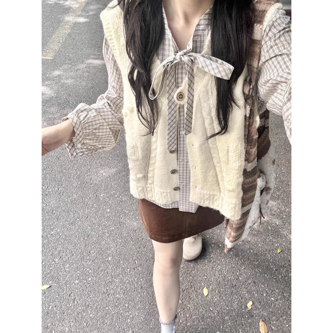 毛衣马甲背心+棕色半身裙