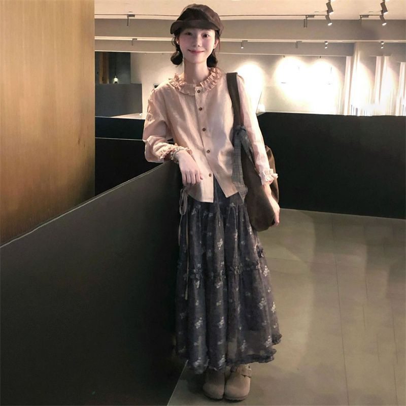 粉色长袖衬衫+碎花半身裙