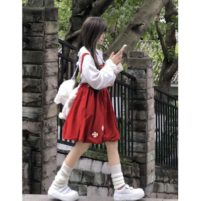 红色背带花苞连衣裙+娃娃领衬衫
