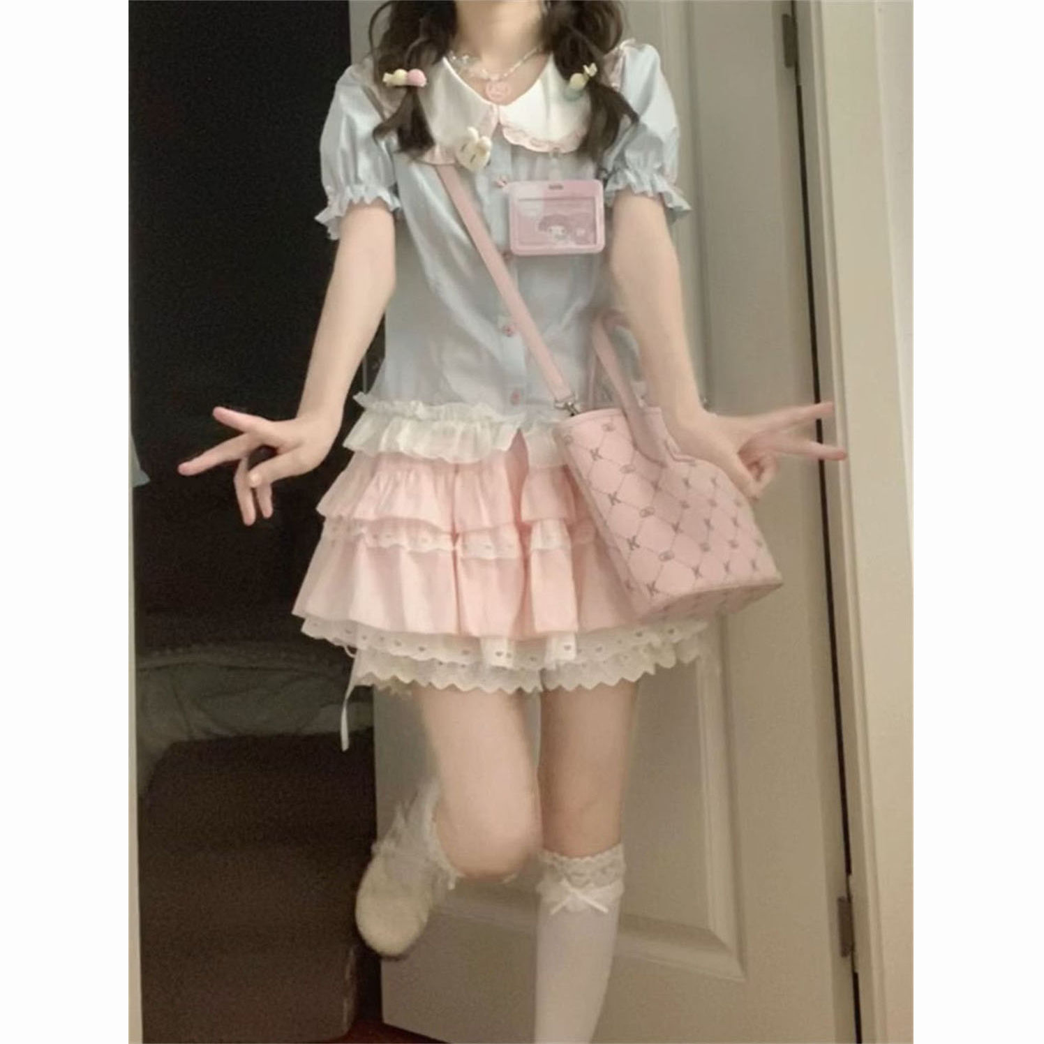 蓝色娃娃领衬衫+粉色蛋糕短裙