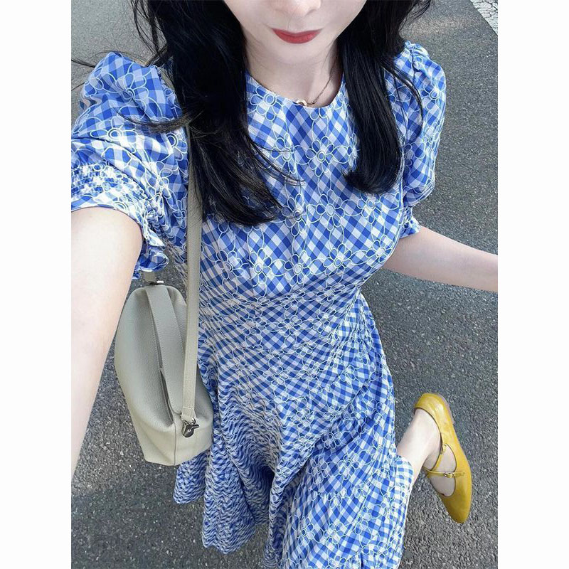蓝色泡泡袖格子印花连衣裙