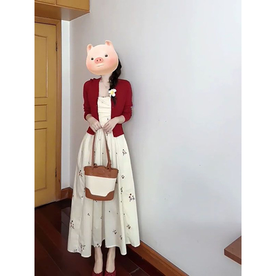 红色针织开衫+碎花吊带裙