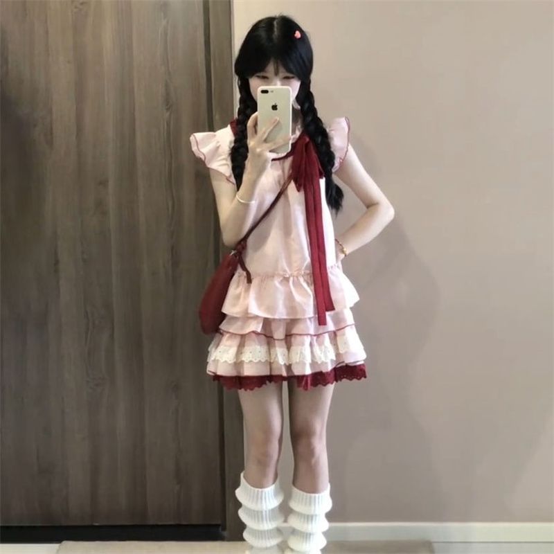小飞袖上衣+蕾丝蛋糕短裙