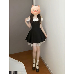 春夏度假休闲少女风一字肩显瘦收腰连衣裙搭配黑色高贵蓬蓬公主裙