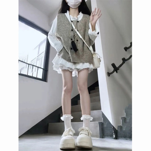 马甲背心毛衣衫+木耳边衬衫