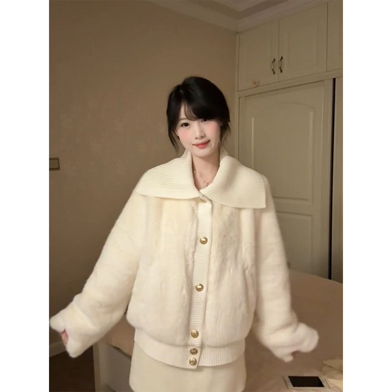 米白色针织毛衣开外套