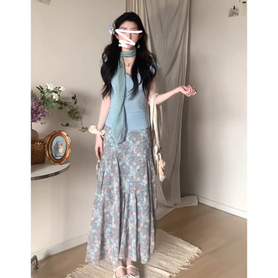 蓝色蕾丝上衣+碎花半身裙