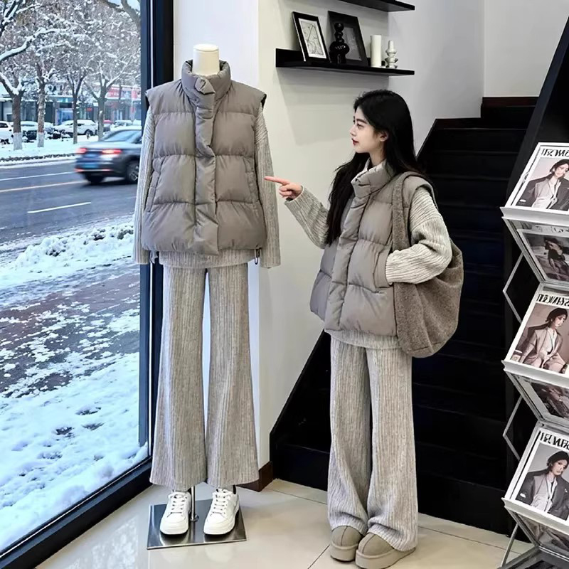 马甲棉服+灰色毛衣+长裤