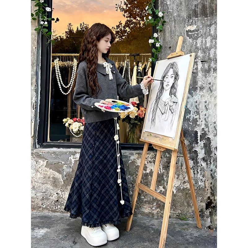 灰色翻领毛衣+格纹半身裙