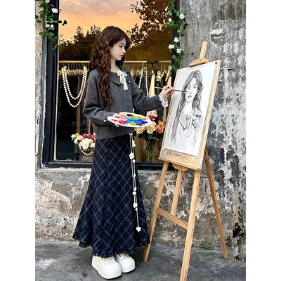 灰色翻领毛衣+格纹半身裙