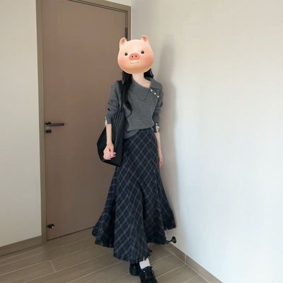 灰色长袖毛衣+格纹半身裙