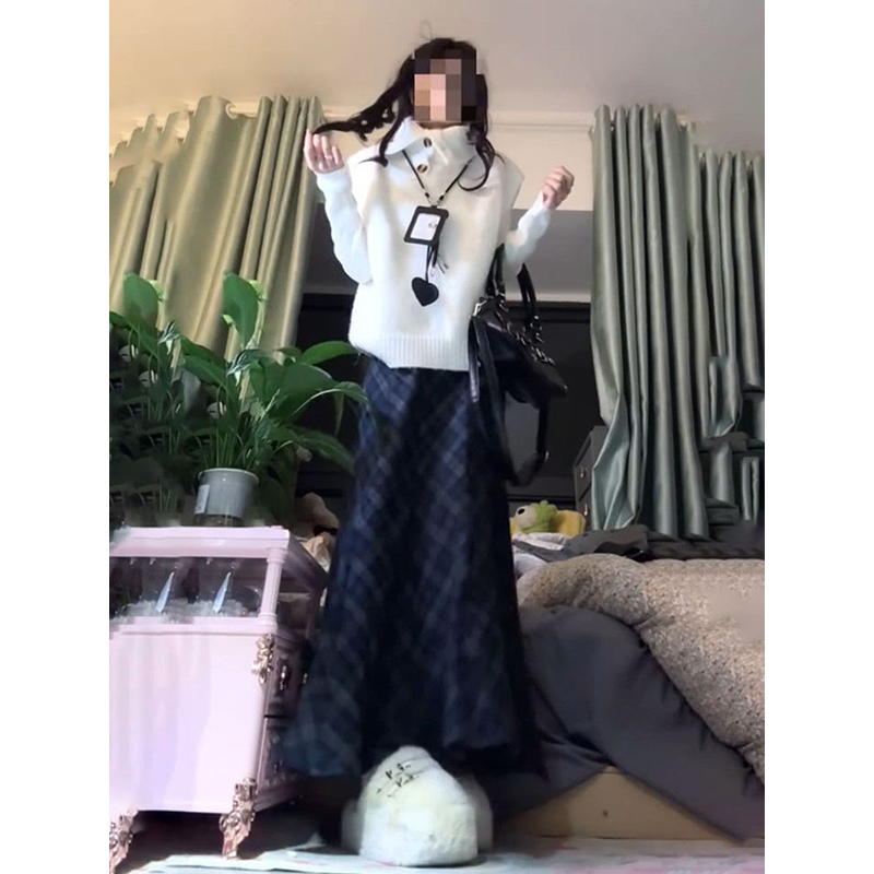 马甲毛衣+格纹半身裙+打底上衣