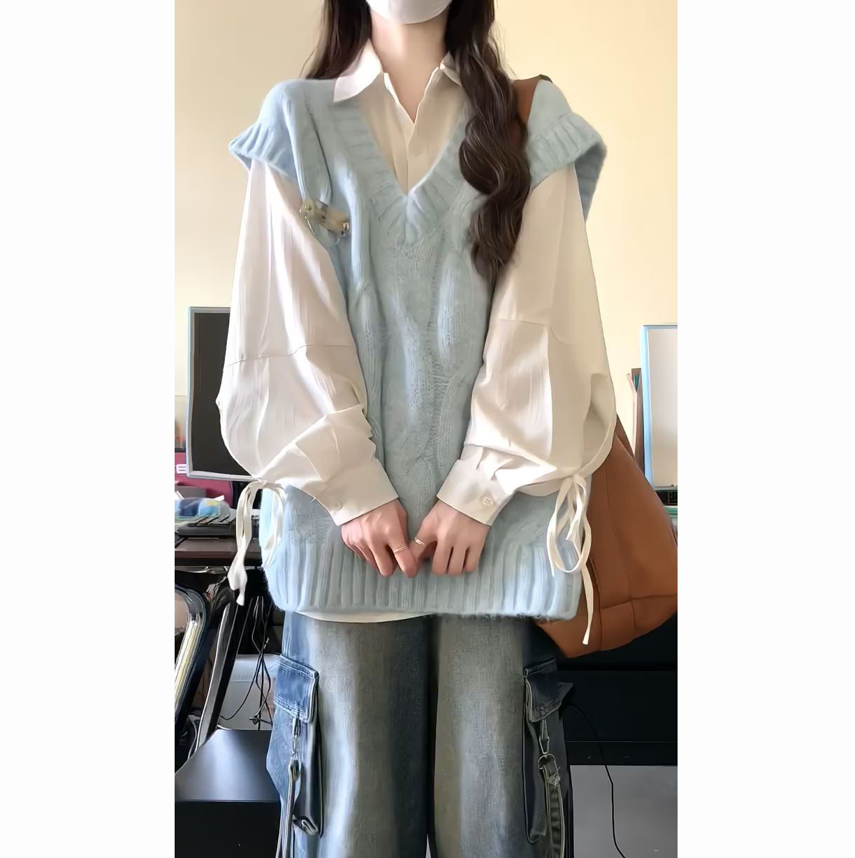 浅蓝麻花背心毛衣+绑带长袖衬衫