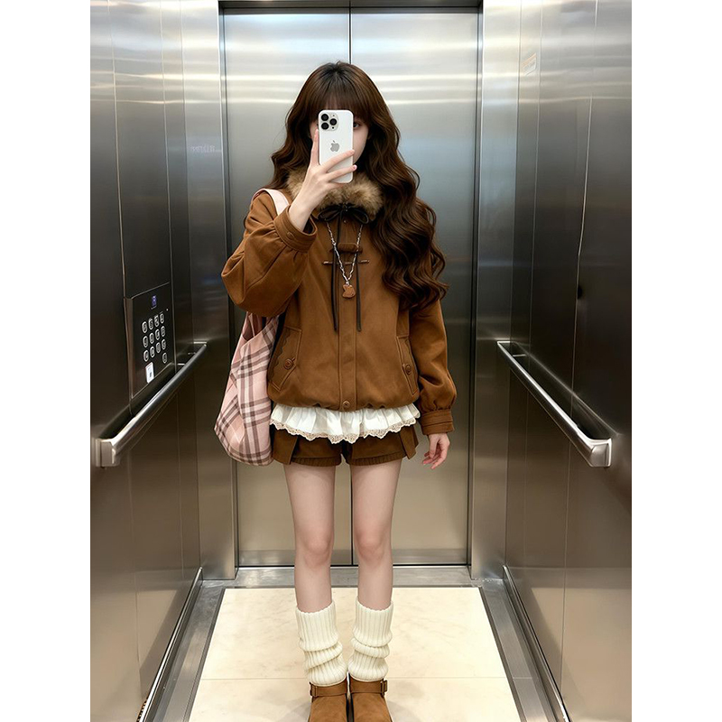 杏色花边衬衫+棕色毛领棉服