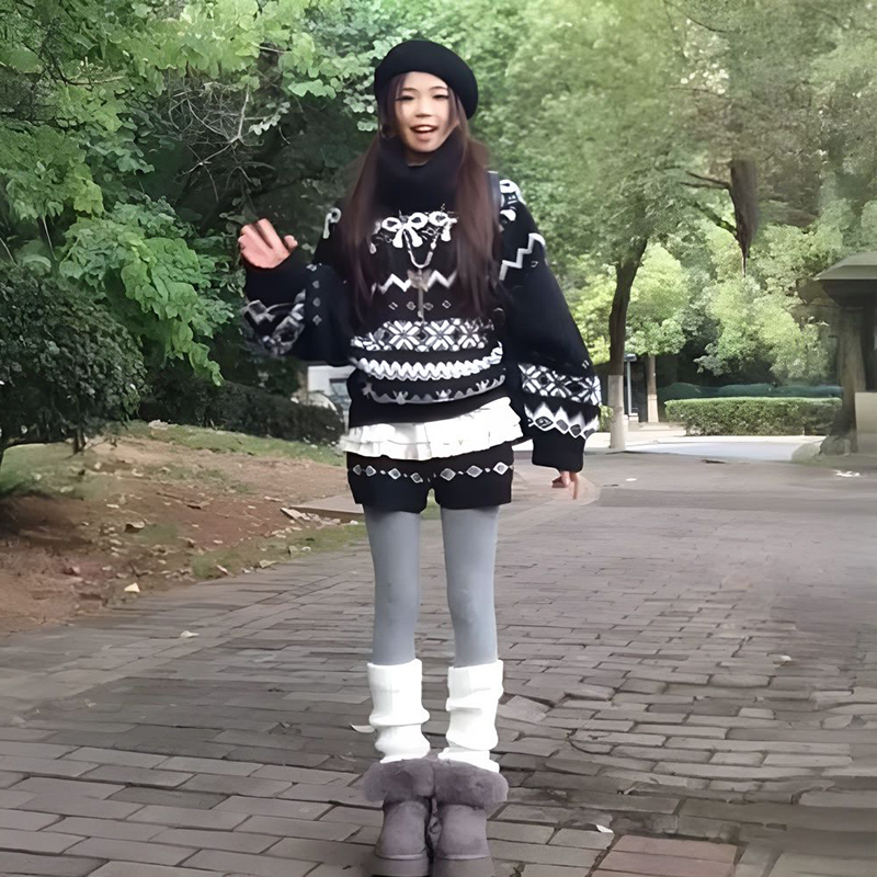 提花套头毛衣+黑色短裤