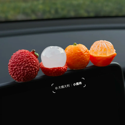大橘大荔车载中控台摆件顺顺荔荔水果汽车荔枝新年年味车载装饰贴