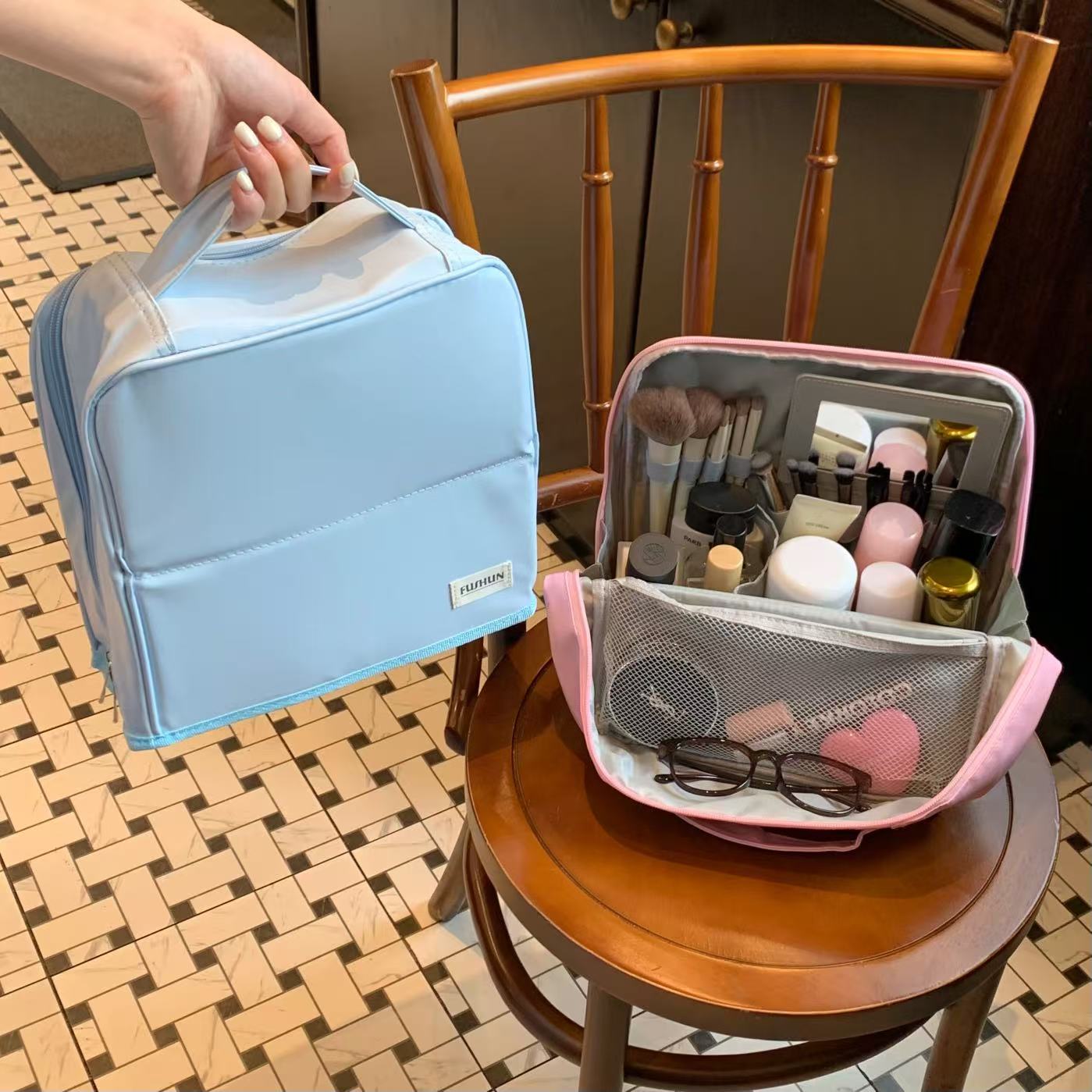 堪比移动梳妆台！立式化妆包大容量便携式旅行化妆品化妆刷收纳袋