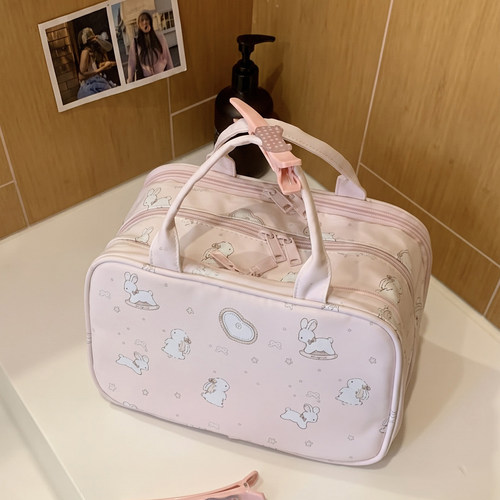原创化妆包2026新款大容量女外出旅行便携式分区收纳包可挂化妆箱