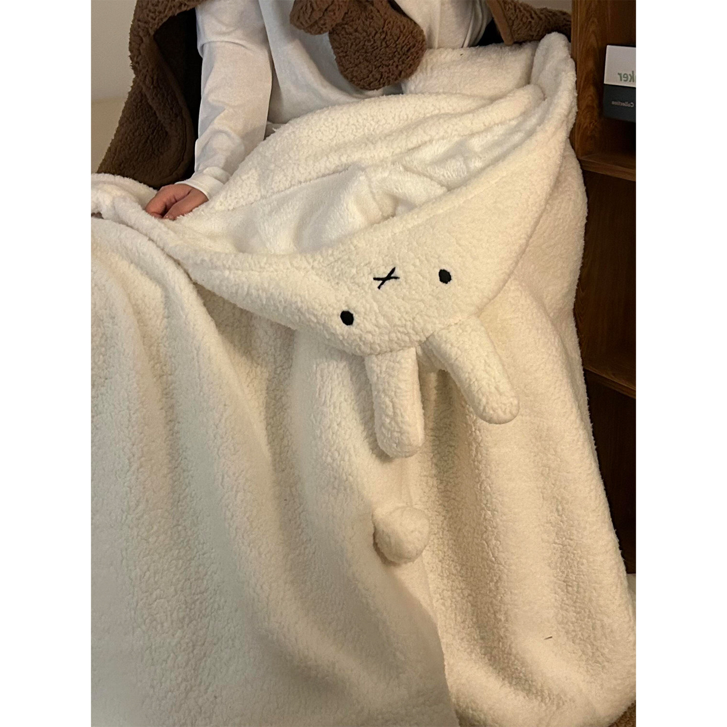 小兔披肩毛毯女秋冬季加绒加厚披风小毯子午睡办公室盖毯连帽斗篷