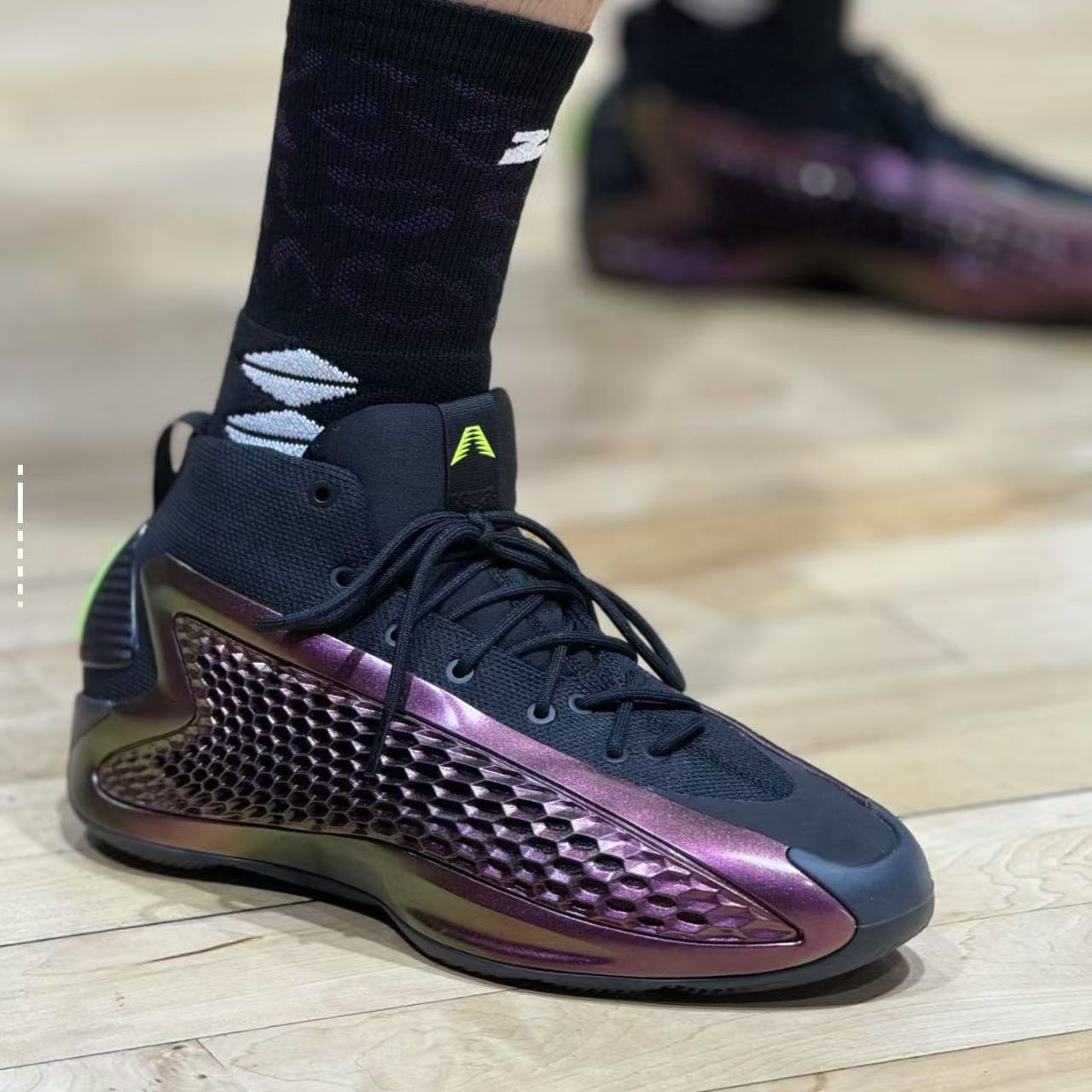 Adidas阿迪达斯 A.E.1爱德华兹男子减震防滑耐磨实战篮球鞋IF1858