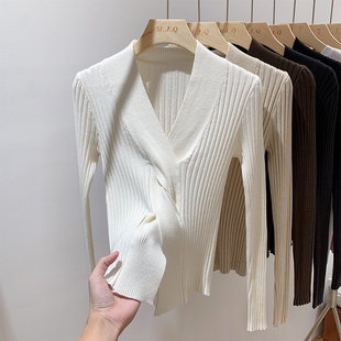 显瘦设V领毛衣针织衫 上衣修身 女2026秋冬短款 设计感交叉打底衫