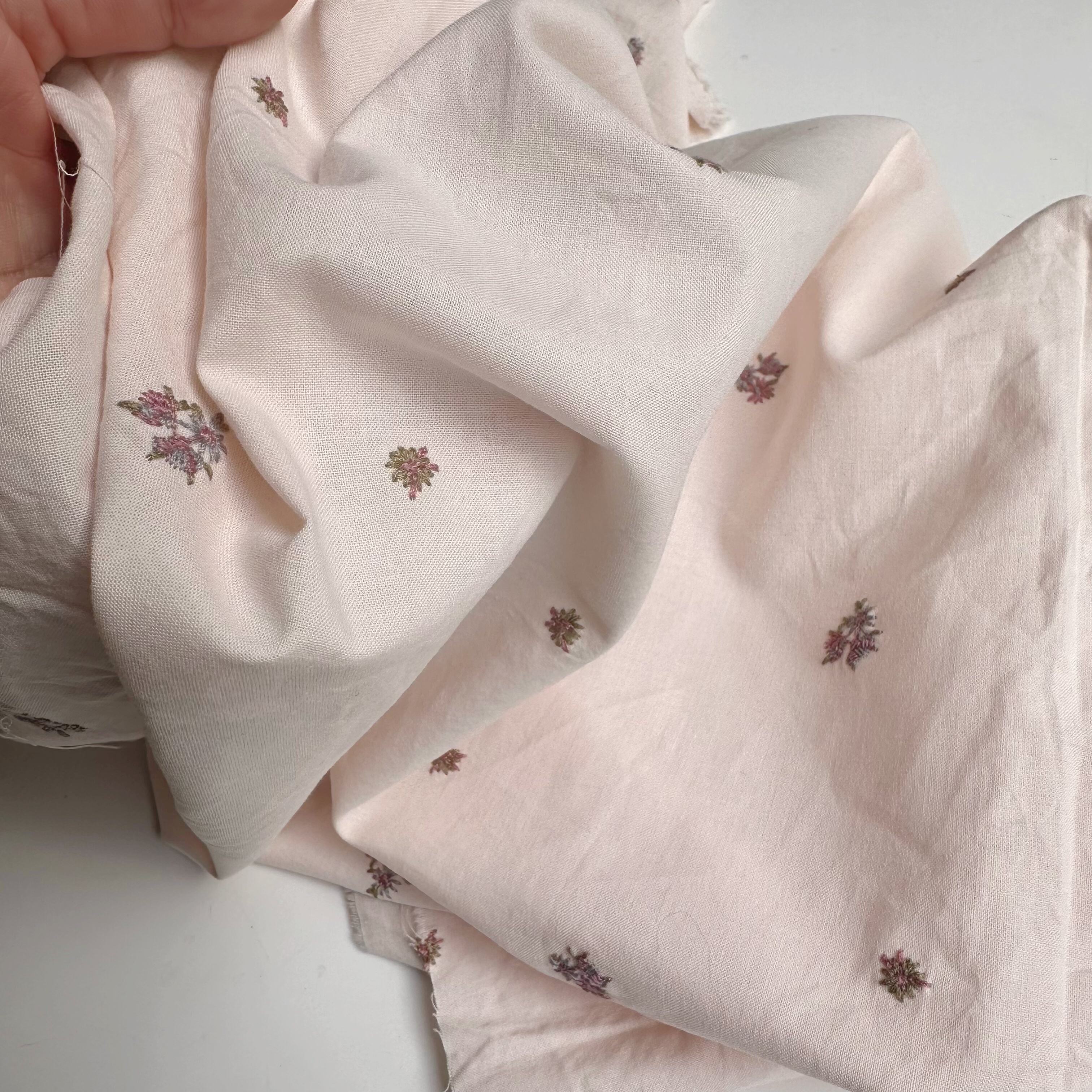 全棉优质奶乎乎粉色绣花布料 衬衣裙子挂帘面料 特价