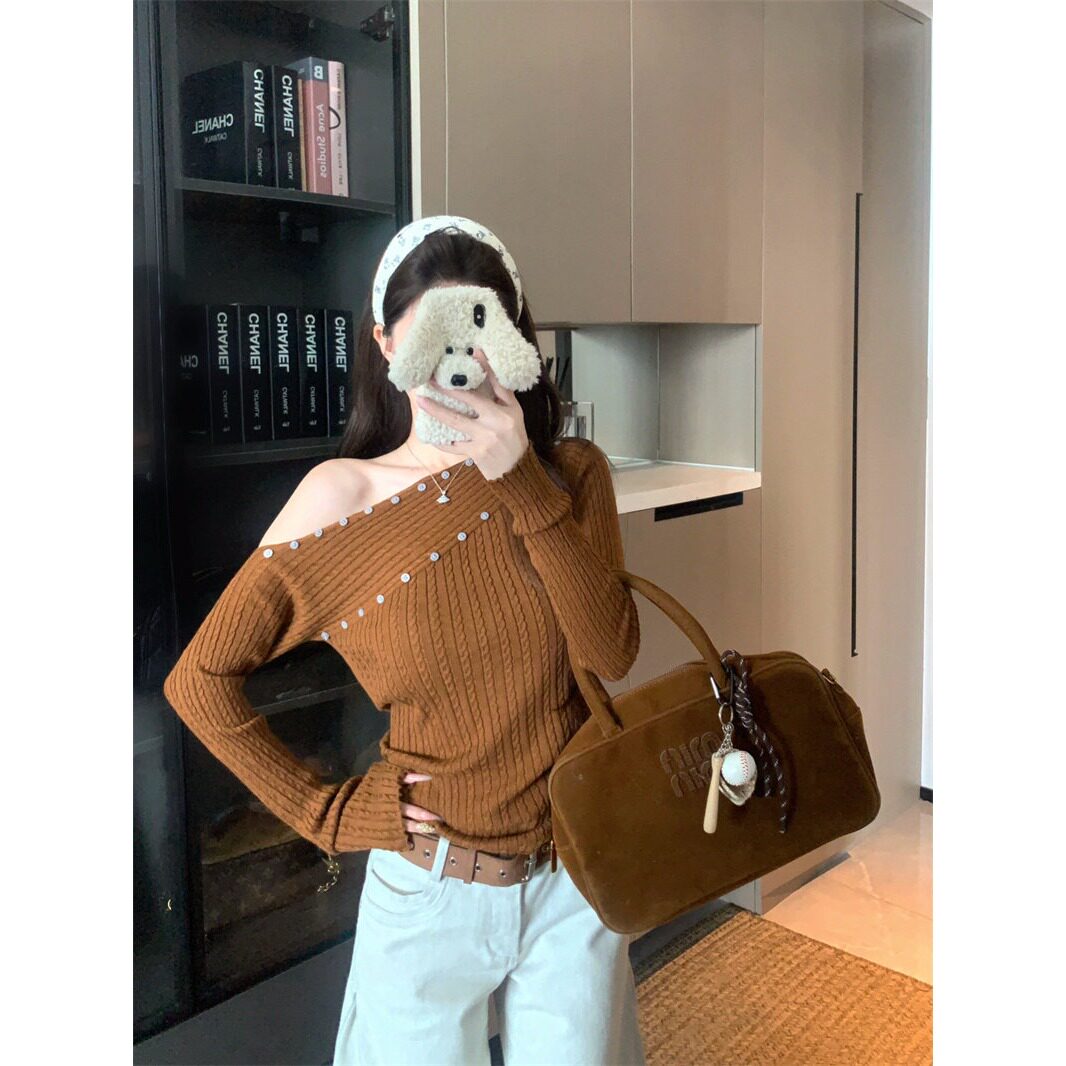 辣妹设计感纽扣斜肩长袖针织衫女秋冬复古别致麻花露肩上衣打底衫
