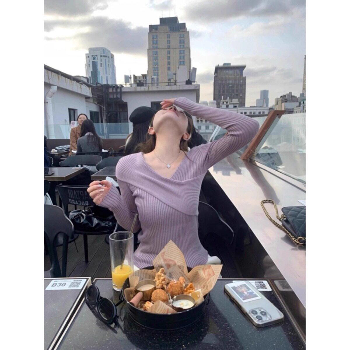 包芯纱紫色交叉V领针织打底衫女秋设计感显瘦毛衣内搭上衣