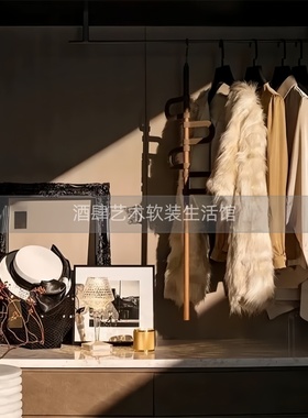 复古风样板间主卧室女士衣帽间