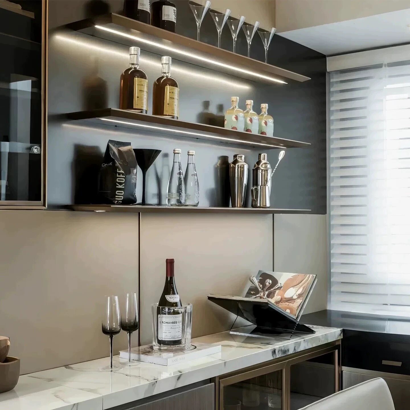现代样板间吧台别墅酒店水吧餐边柜道具酒装饰组合餐厅搭配装饰品