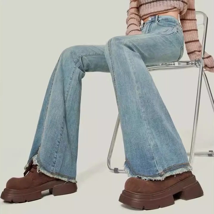 浅蓝色毛边微喇叭牛仔裤