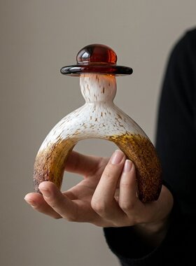 棕白渐变圆环瓶身摩登中古摆件