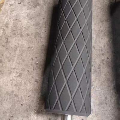 热销包胶滚筒能有效改善输送系统不运行状况，保护金属滚筒的被磨