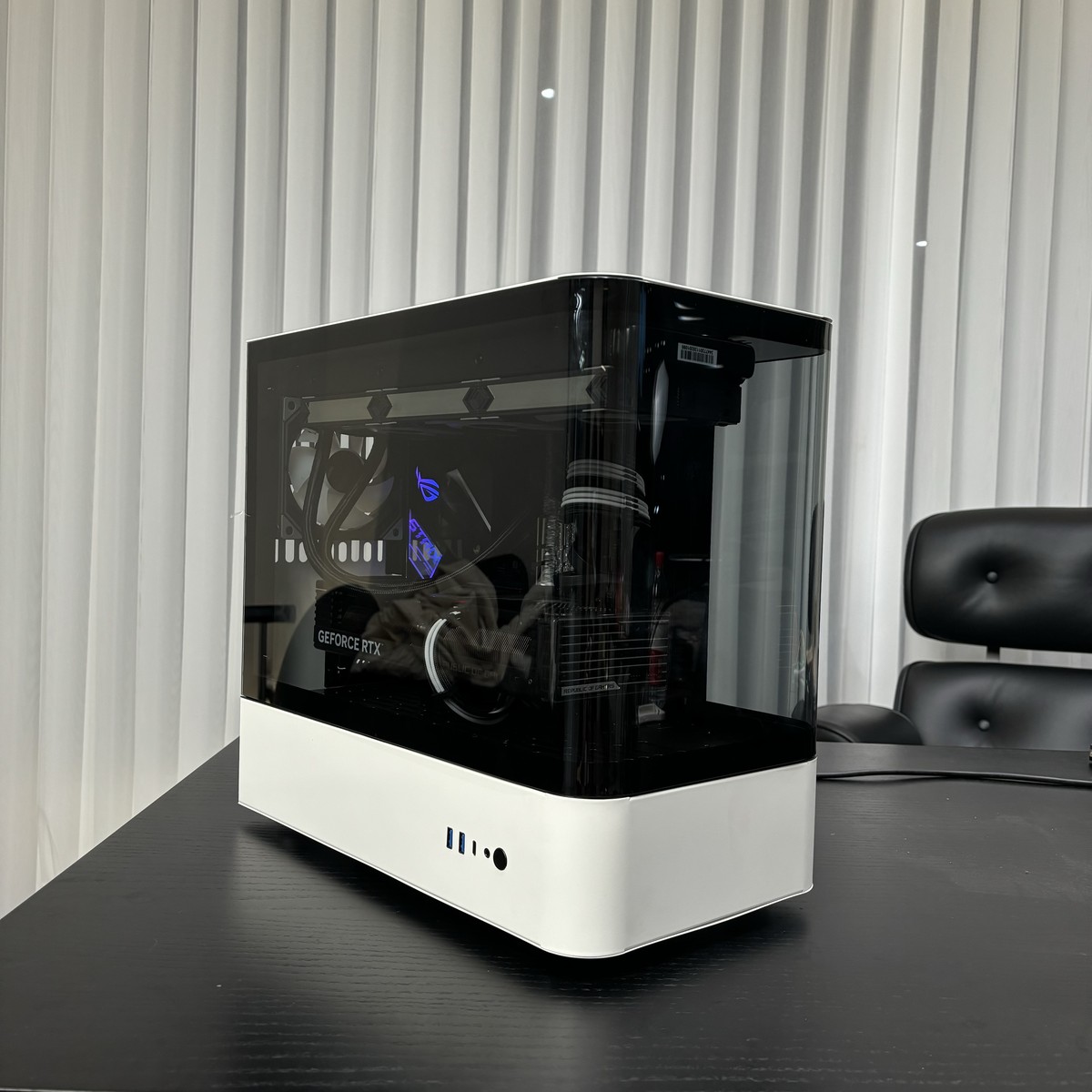 HM1 玻璃一体热弯 海景房电脑机箱  设计感 设计师 电脑机箱