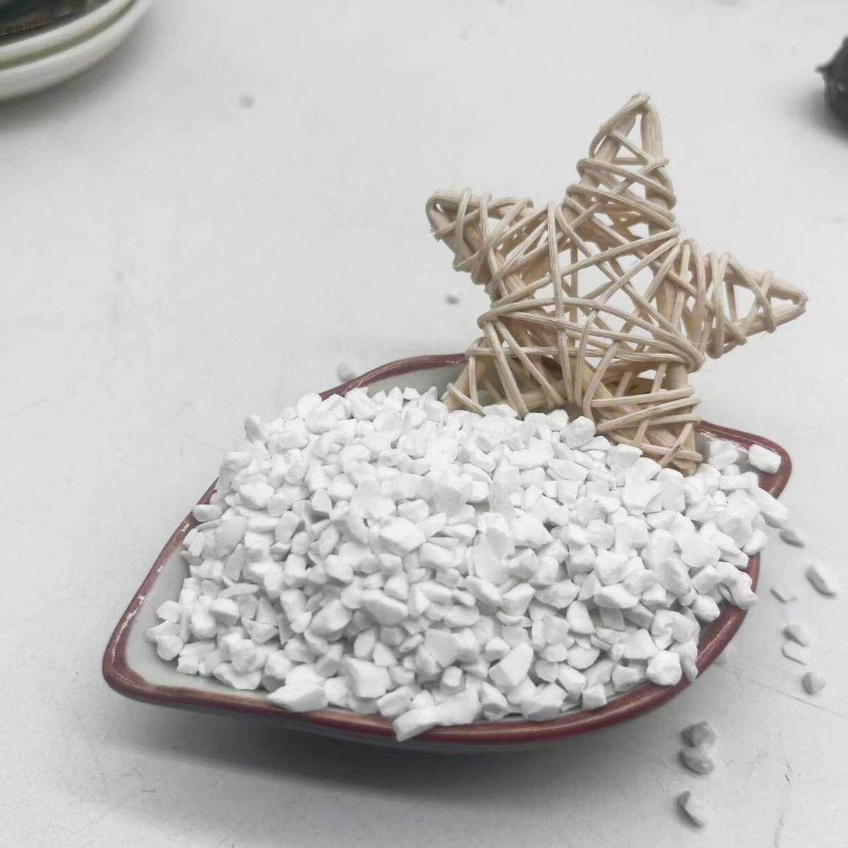 热销白瓷砂颗粒防水材料胶粘石齐全肌理白瓷砂瓷白再生料型号用肌