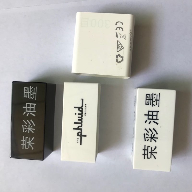 移印纸张木板PS镜片AS盖底塑料油墨调色不烧底材白黑深圳荣彩厂家