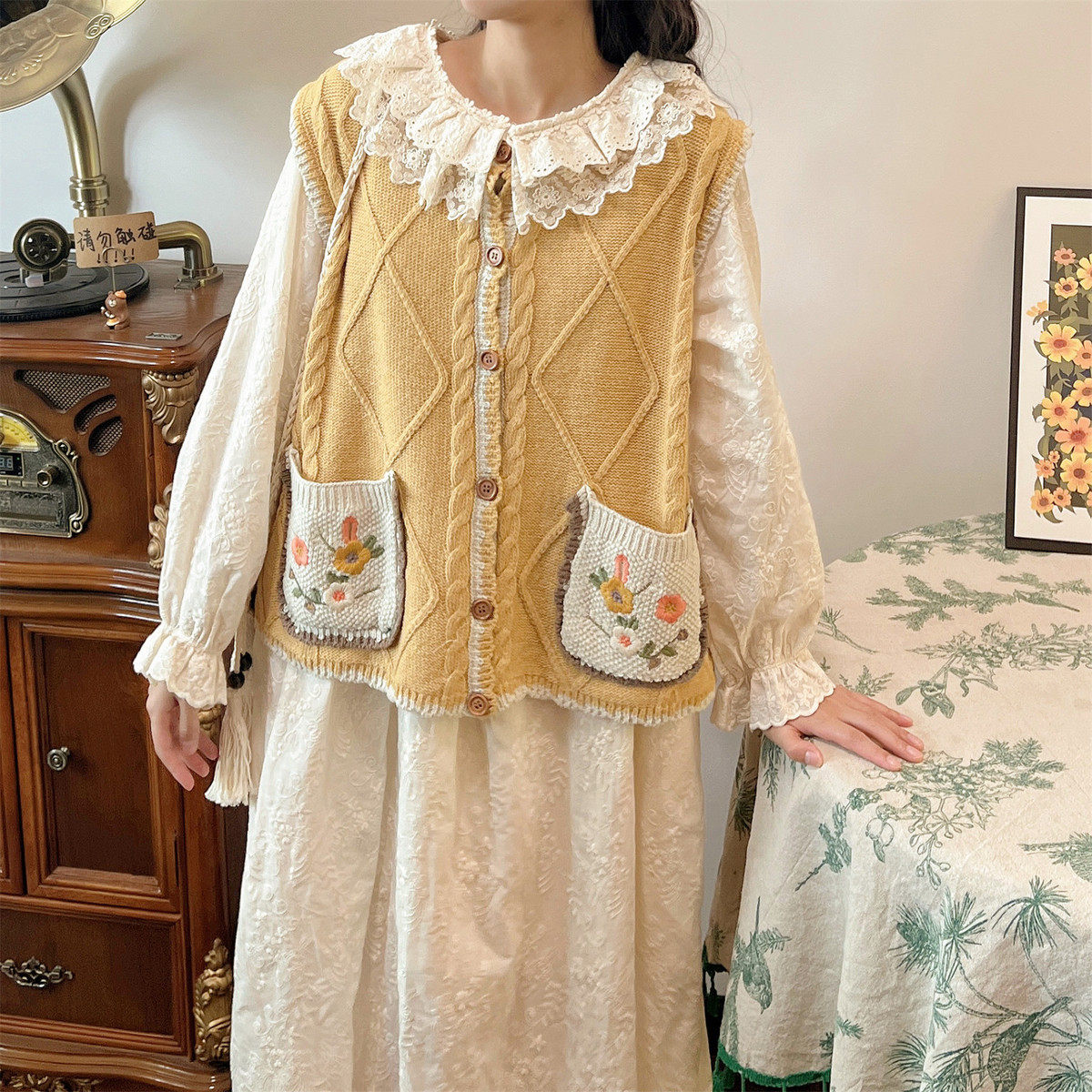 森系甜美口袋绣花奶黄色毛衣少女减龄马甲秋冬