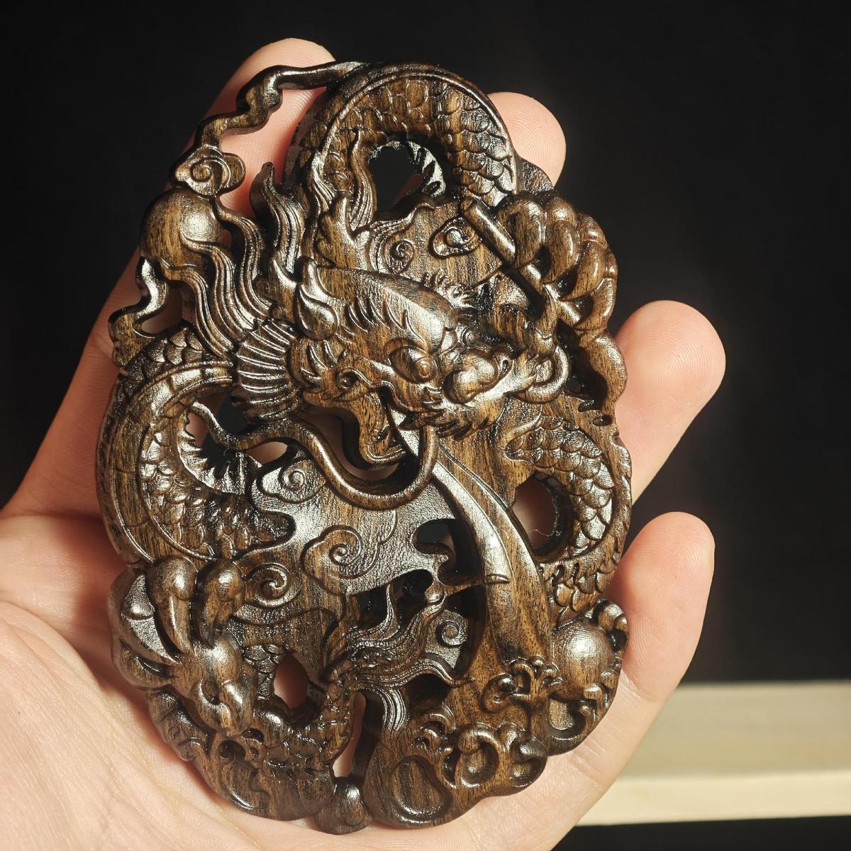 10*7正宗越楠芽庄双面镂空雕刻工艺龙牌手把件原木车挂