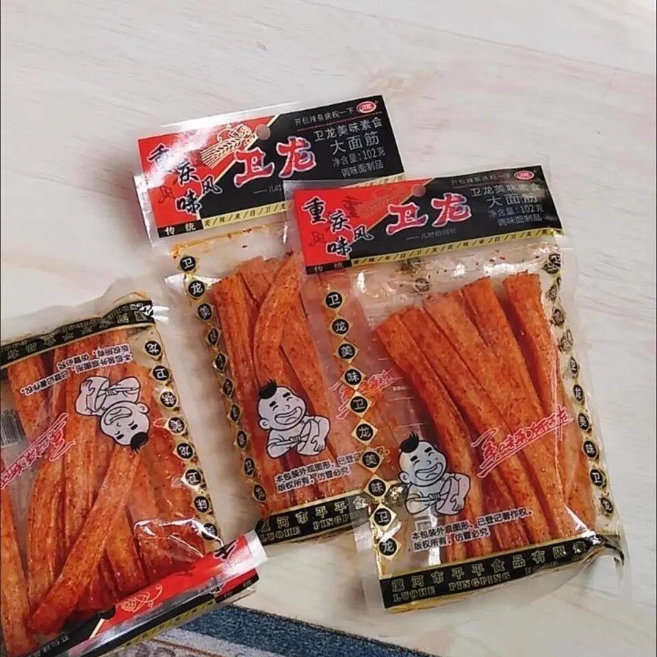 新日期卫龙102g大面筋辣条儿时怀旧经典透明包装网红小吃零食大礼
