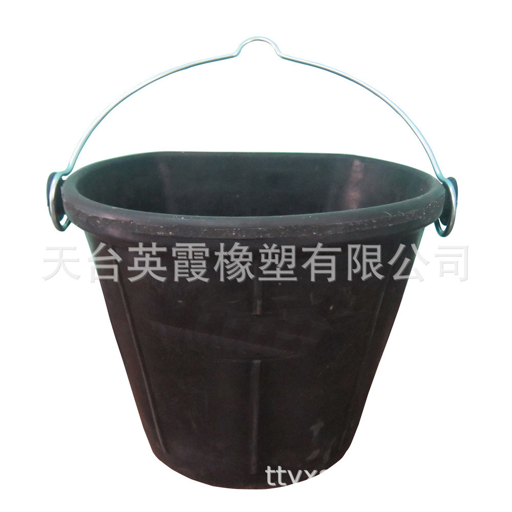 18L异型橡胶桶 D型水桶 动物喂水桶 可挂桶 带金属提手